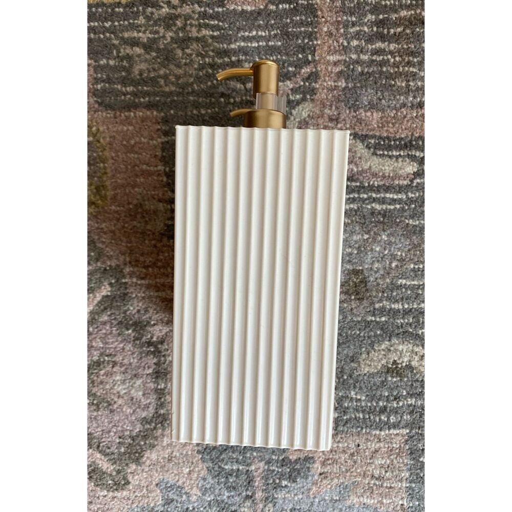 Simple Ribbed Lotion/Soap Refillable Container 6x9” - Picture 3 of 6